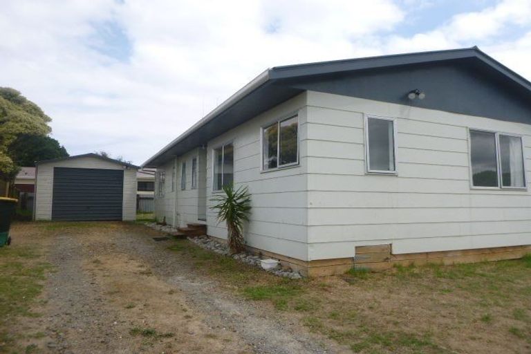 Photo of property in 1 Dodds Crescent, Otaki Beach, Otaki, 5512