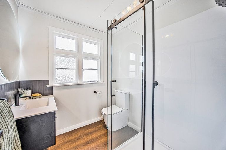 Photo of property in 115 Sunnyside Road, Sunnyvale, Auckland, 0612