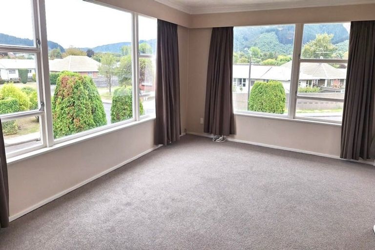 Photo of property in 6 Whirinaki Crescent, Heretaunga, Upper Hutt, 5018