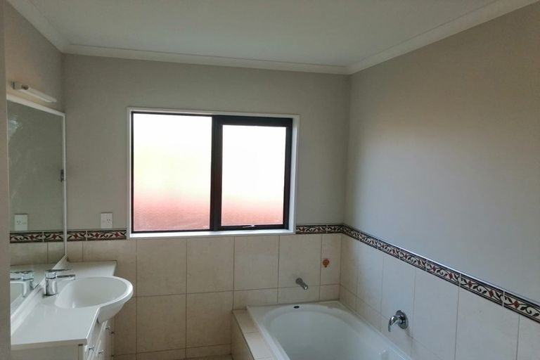 Photo of property in 52 Brookwood Drive, Henderson, Auckland, 0612