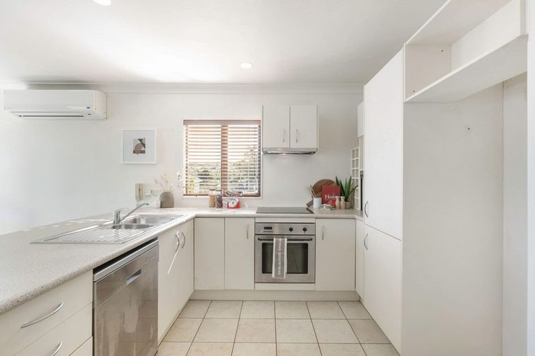 Photo of property in 1/14 Ponderosa Drive, Oteha, Auckland, 0632