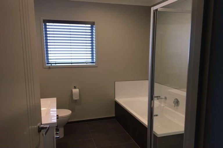 Photo of property in 35 Syd Grant Crescent, Orewa, 0931