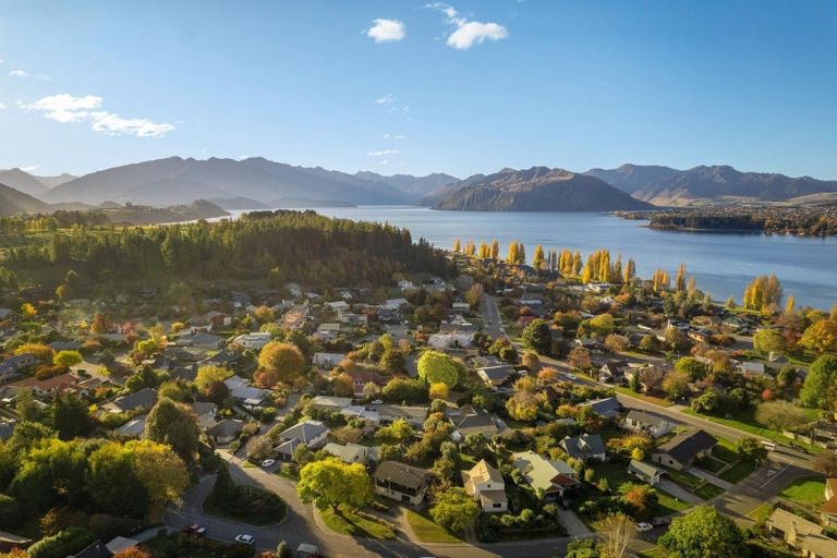 Photo of property in 10 Heuchan Lane, Wanaka, 9305