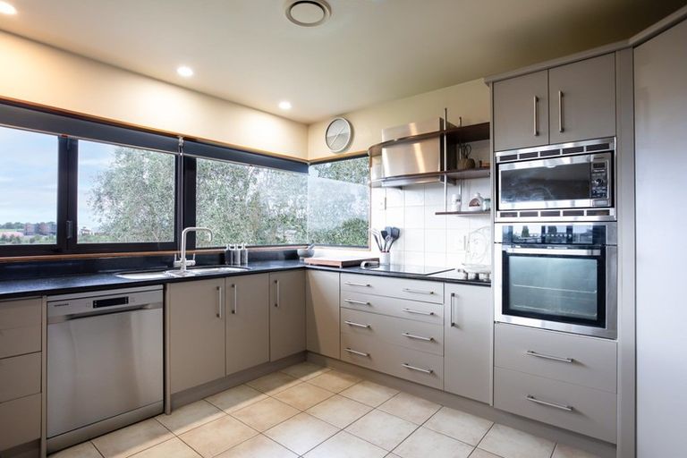 Photo of property in 33 Ruapehu Drive, Fitzherbert, Palmerston North, 4410