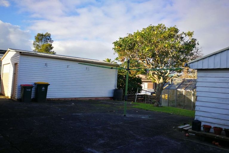 Photo of property in 100 Gossamer Drive, Pakuranga Heights, Auckland, 2010