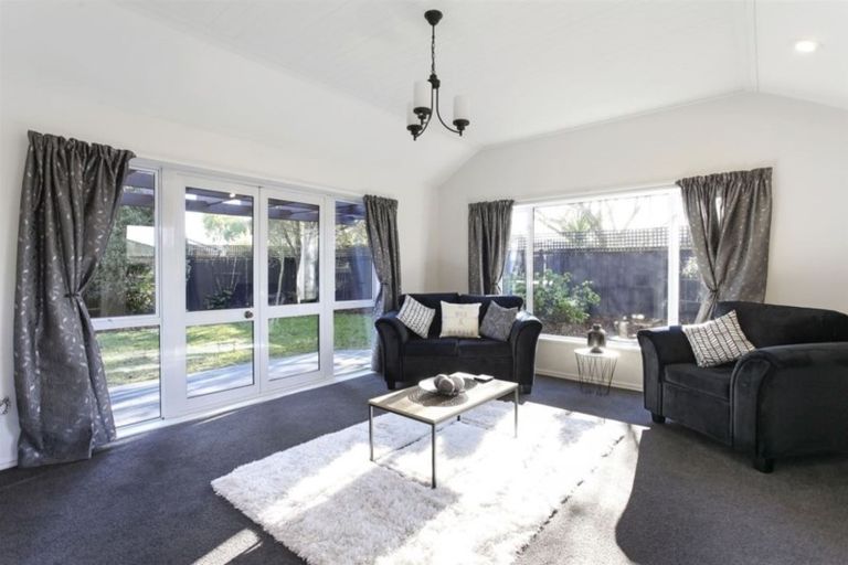 Photo of property in 33 Kirsten Place, Parklands, Christchurch, 8083