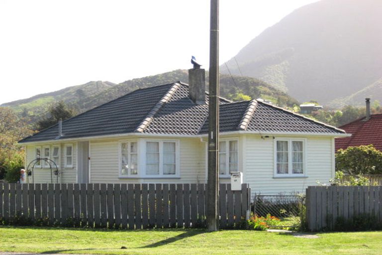 Photo of property in 57 Devon Street, Picton, 7220