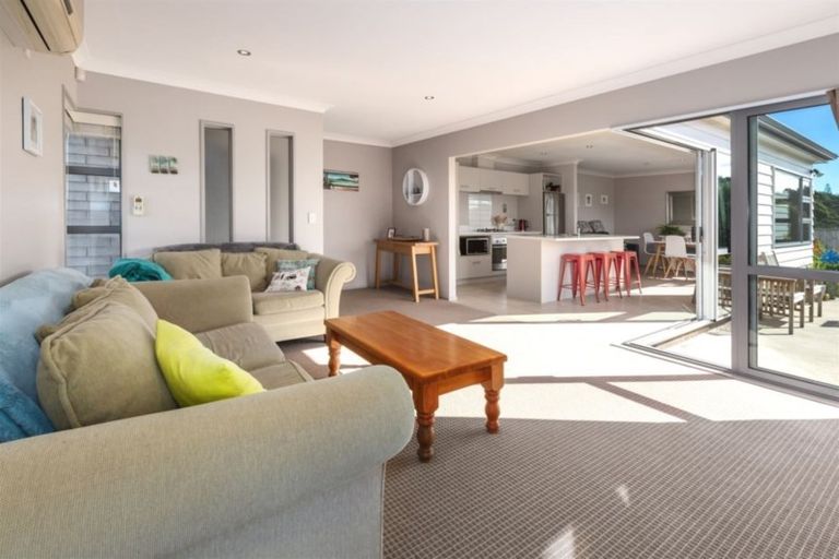 Photo of property in 2 Gennaker Lane, Whitby, Porirua, 5024