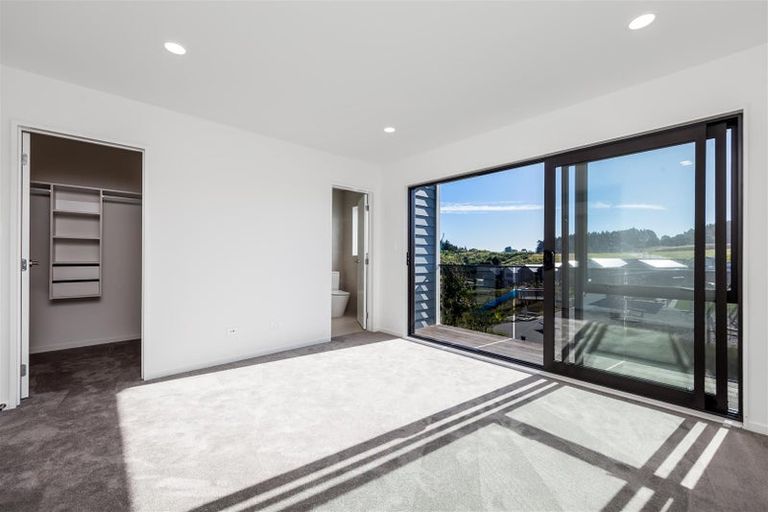 Photo of property in 8 Paparahi Place, Wainui, 0992