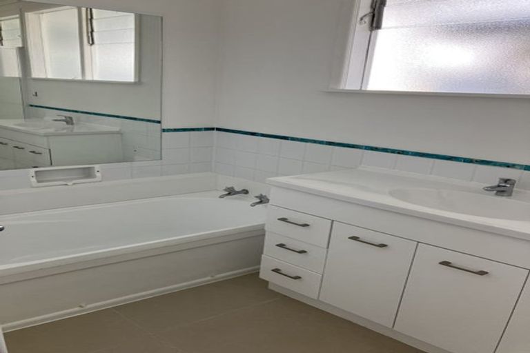 Photo of property in 2/17a Hillcrest Avenue, Hillcrest, Auckland, 0627