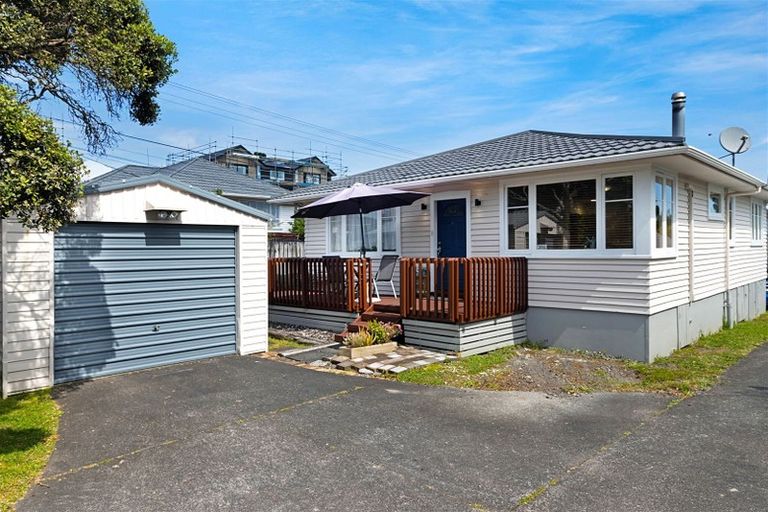 Photo of property in 129 View Road, Sunnyvale, Auckland, 0612