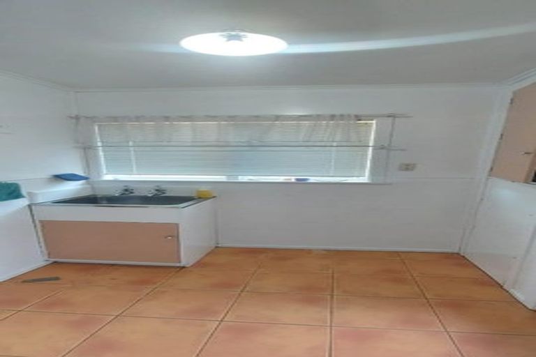 Photo of property in 30 La Rosa Street, Green Bay, Auckland, 0604