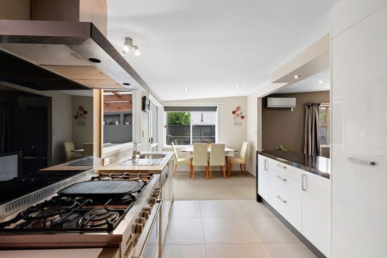 Photo of property in 70 Seaview Road, Marfell, New Plymouth, 4310