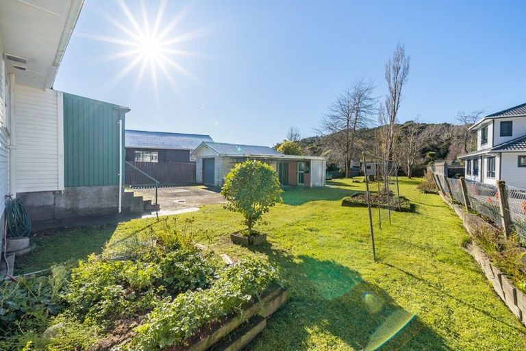 Photo of property in 23 Pinehaven Road, Pinehaven, Upper Hutt, 5019