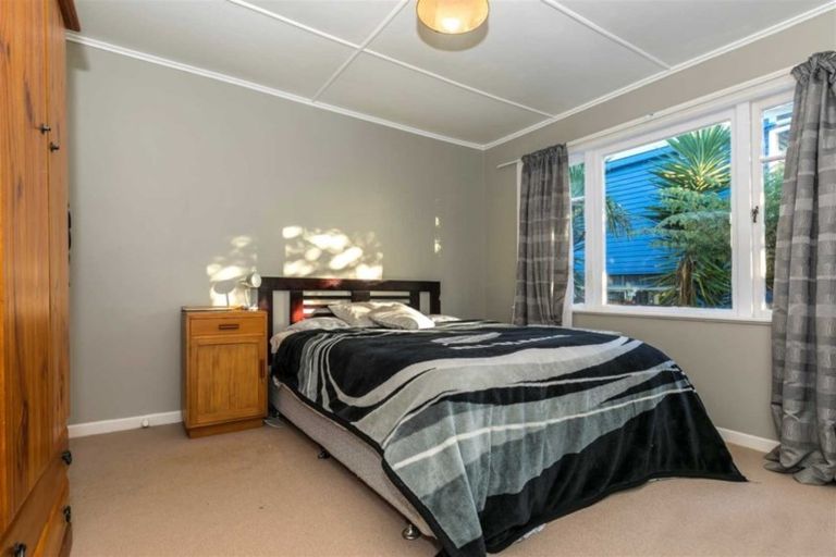 Photo of property in 50 Hobsonville Road, West Harbour, Auckland, 0618