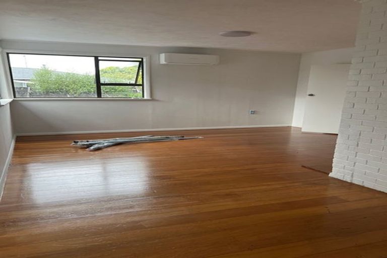 Photo of property in 2 Springside Place, New Lynn, Auckland, 0600