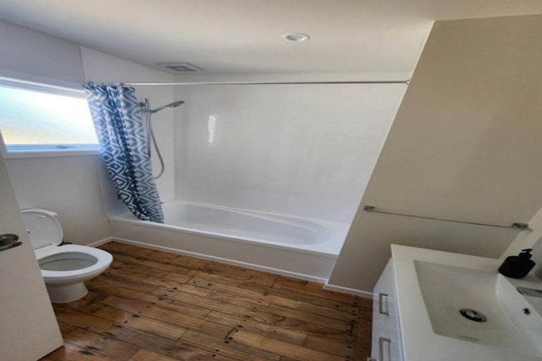 Photo of property in 2/228 East Coast Road, Forrest Hill, Auckland, 0620