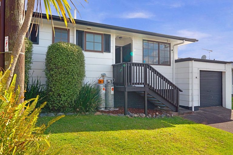 Photo of property in 15 Denarius Lane, Glendene, Auckland, 0602