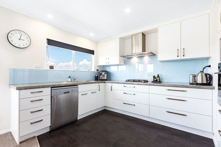 Photo of property in 131 Gloaming Hill, Titahi Bay, Porirua, 5022