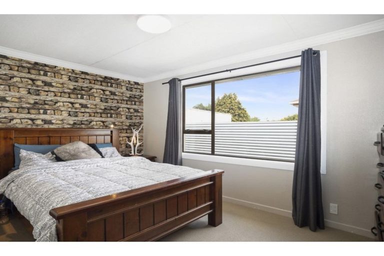 Photo of property in 15 Holloway Street, Waikiwi, Invercargill, 9810