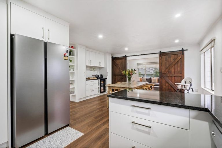 Photo of property in 70 Harmel Road, Glendene, Auckland, 0602