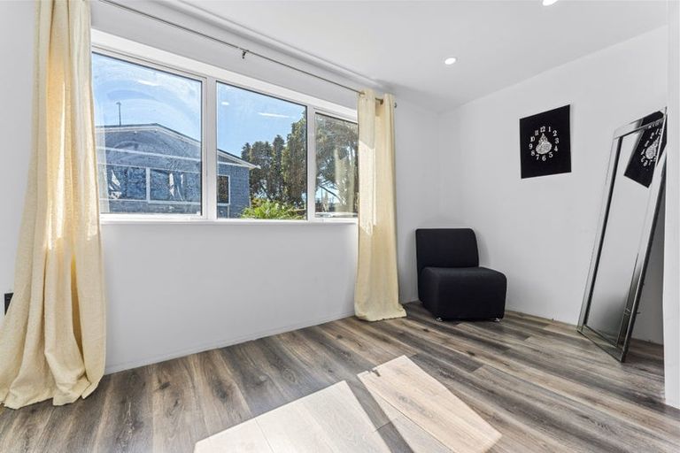 Photo of property in 244b Great North Road, Henderson, Auckland, 0612