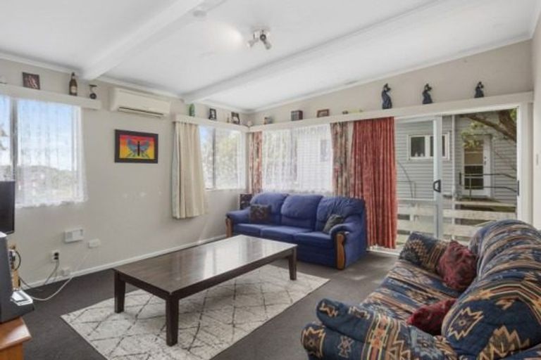 Photo of property in 8 Gahagan Way, Newlands, Wellington, 6037