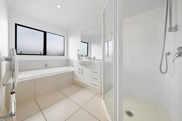 Photo of property in 20 Mackwell Road, Fairview Heights, Auckland, 0632