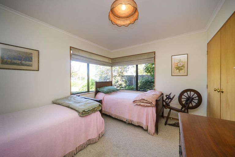 Photo of property in 16 Durham Crescent, Palmerston North, 4414