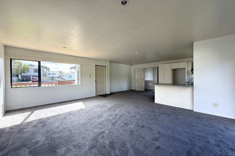 Photo of property in 11 Loughanure Place, Massey, Auckland, 0614