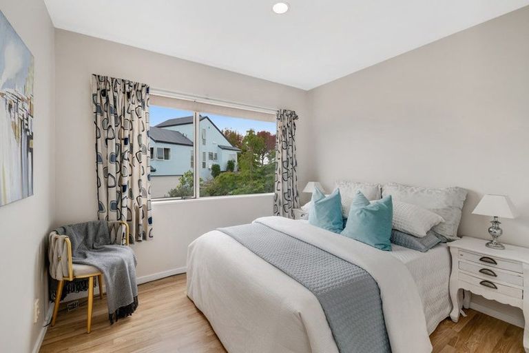 Photo of property in 2/39 Rifleman Rise, Unsworth Heights, Auckland, 0632