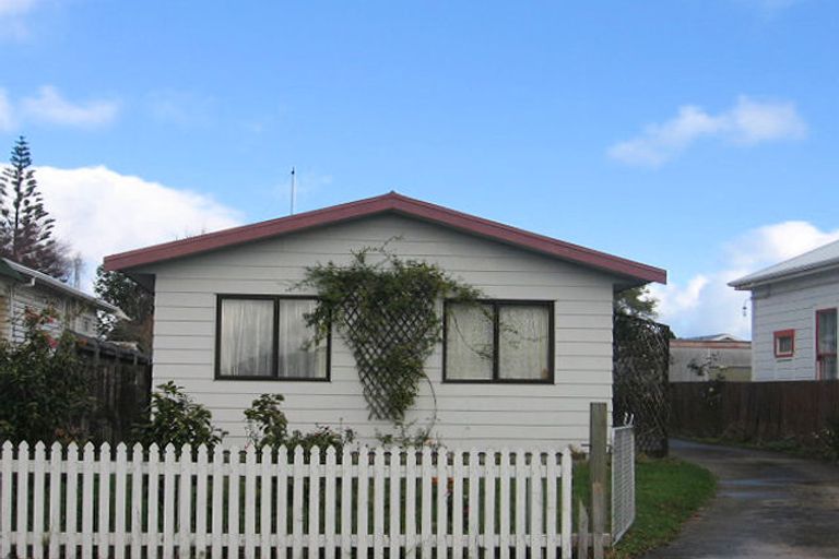 Photo of property in 133 Whites Line East, Waiwhetu, Lower Hutt, 5010