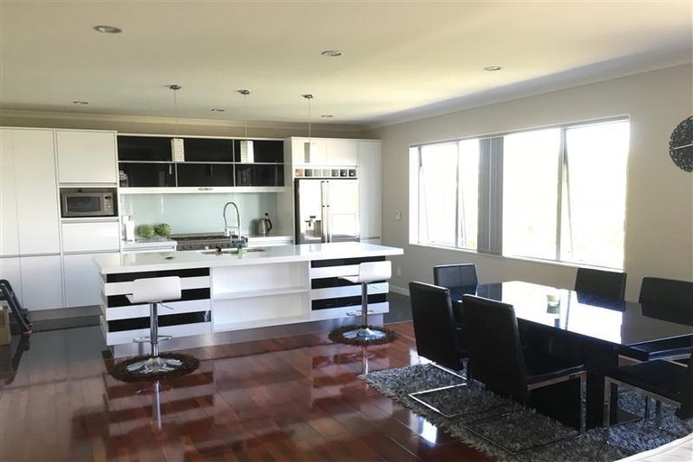 Photo of property in 12 Bintulu Place, Fairview Heights, Auckland, 0632