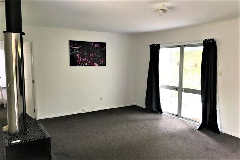 Photo of property in 3 Tacitus Place, Totara Vale, Auckland, 0629