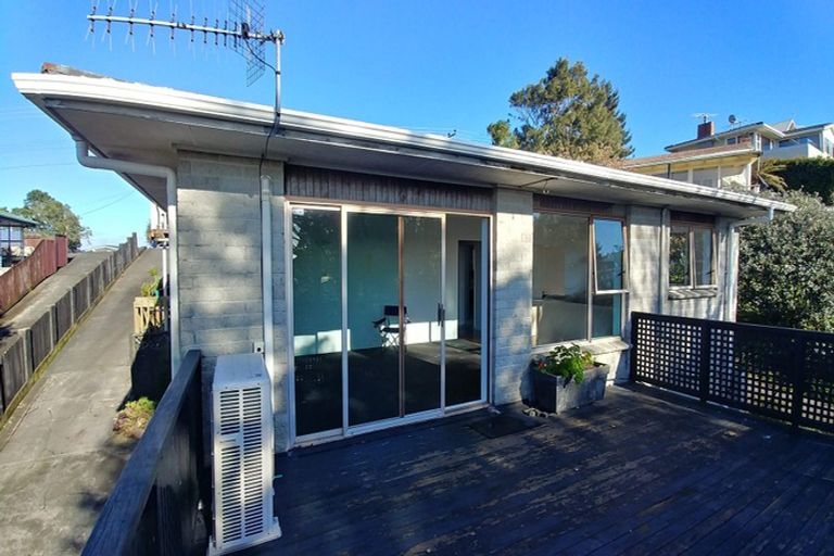 Photo of property in 2/325 Glenfield Road, Glenfield, Auckland, 0629