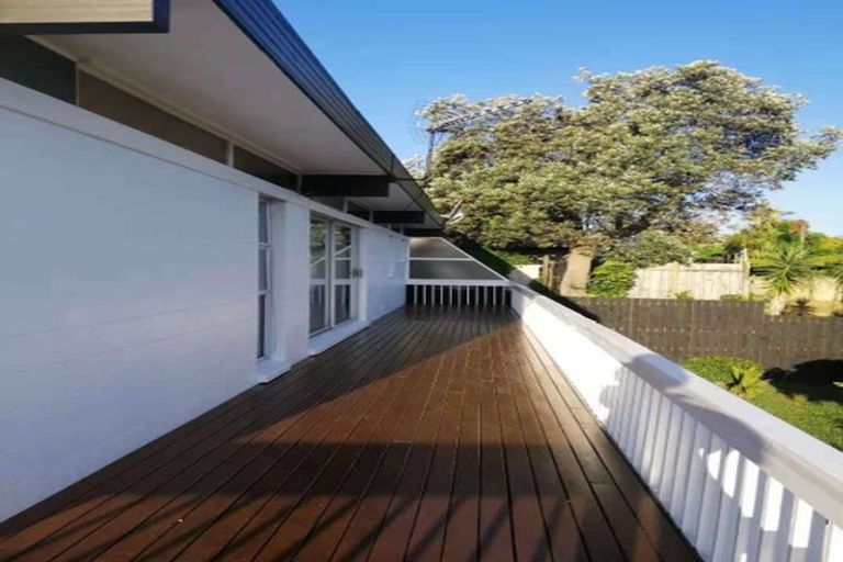 Photo of property in 60 Chelsea View Drive, Chatswood, Auckland, 0626