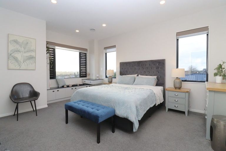 Photo of property in 26 Roxborough Place, East Tamaki Heights, Auckland, 2016