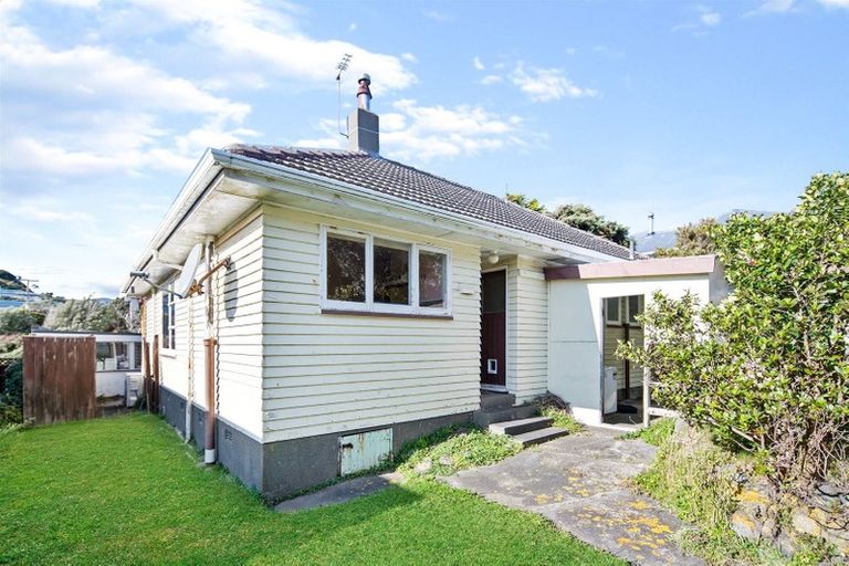 Photo of property in 37 Kenmore Street, Newlands, Wellington, 6037