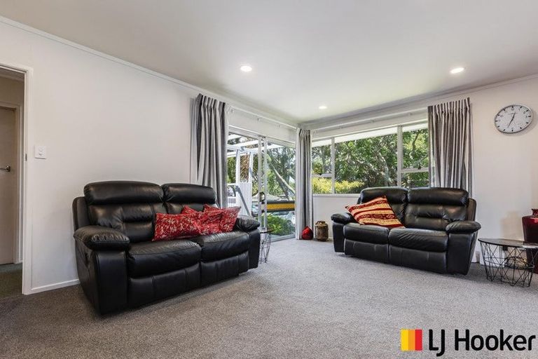 Photo of property in 8 Leaver Place, Weymouth, Auckland, 2103