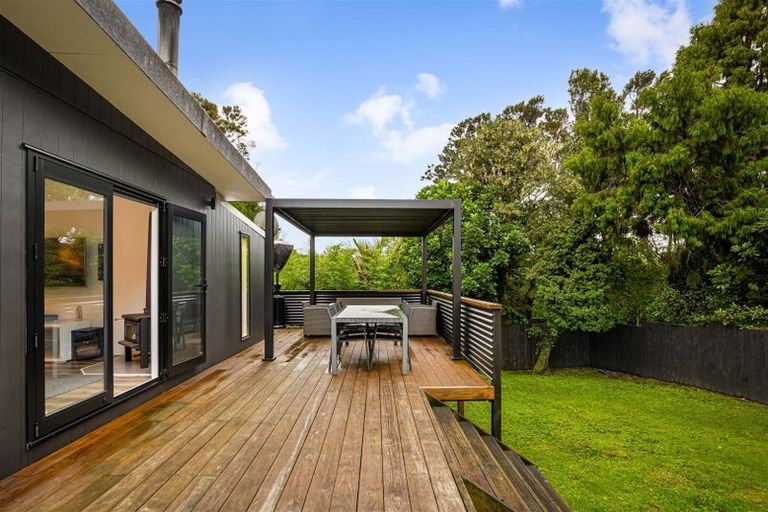 Photo of property in 6 Tawari Road, Henderson Valley, Auckland, 0612