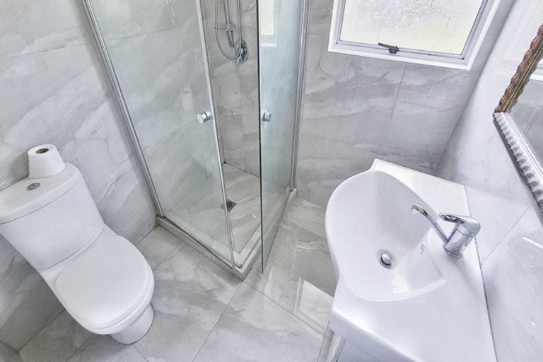 Photo of property in 37 Larissa Avenue, Henderson, Auckland, 0610