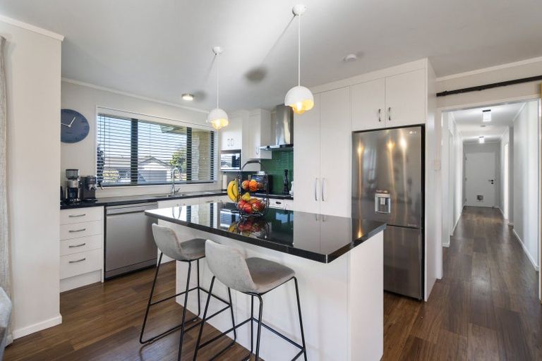 Photo of property in 6 Logan Place, Kelvin Grove, Palmerston North, 4414