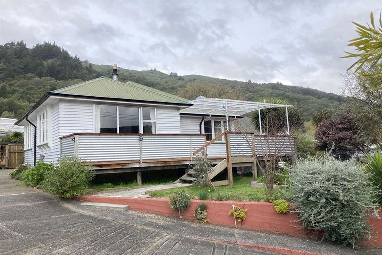 Photo of property in 146 Waikawa Road, Picton, 7220