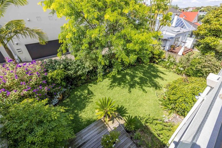 Photo of property in 8d Arotau Place, Grafton, Auckland, 1023