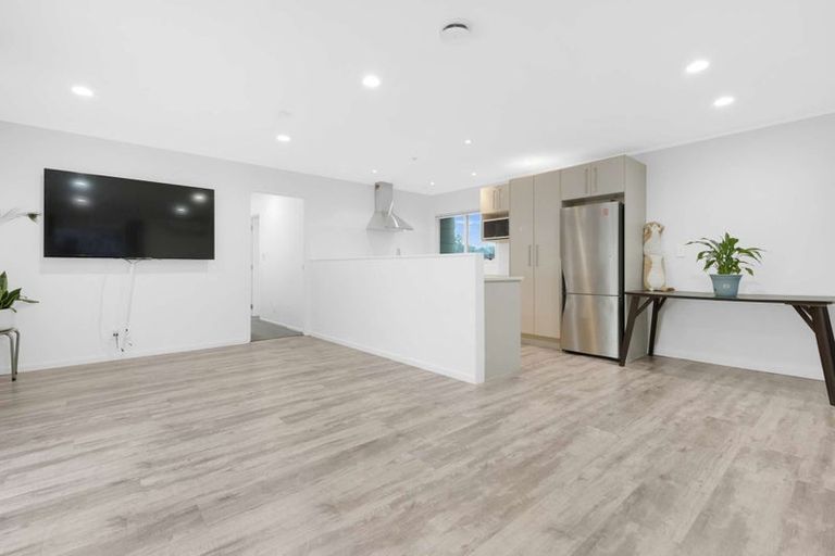 Photo of property in 6 Fernhaven Place, Massey, Auckland, 0614