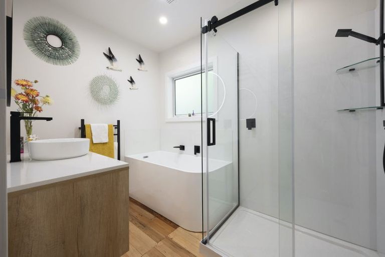 Photo of property in 15 Piha Road, Piha, New Lynn, 0772