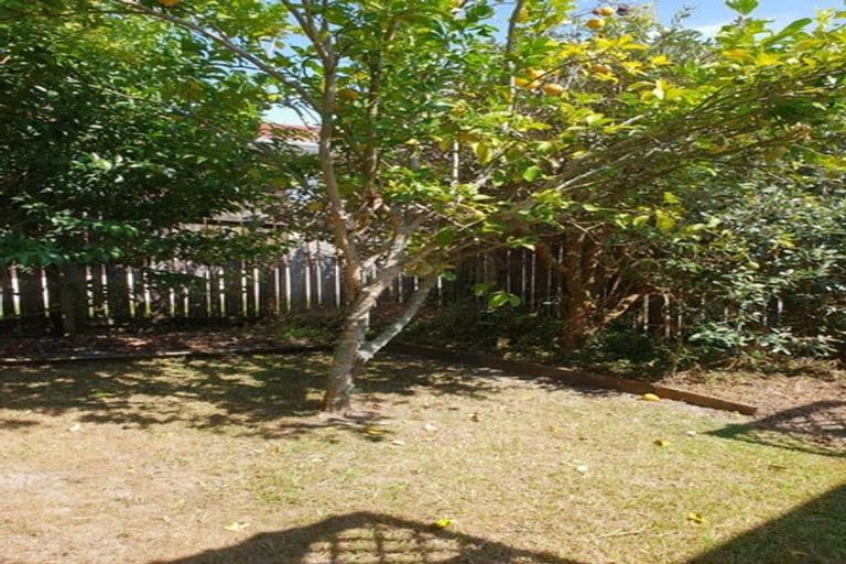 Photo of property in 2/9 Lex Avenue, Green Bay, Auckland, 0604