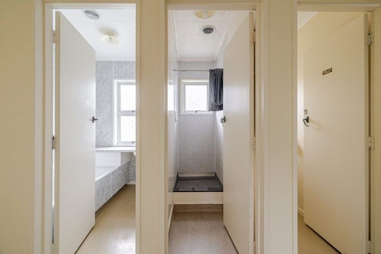 Photo of property in 3 Seddon Street, Takaro, Palmerston North, 4412