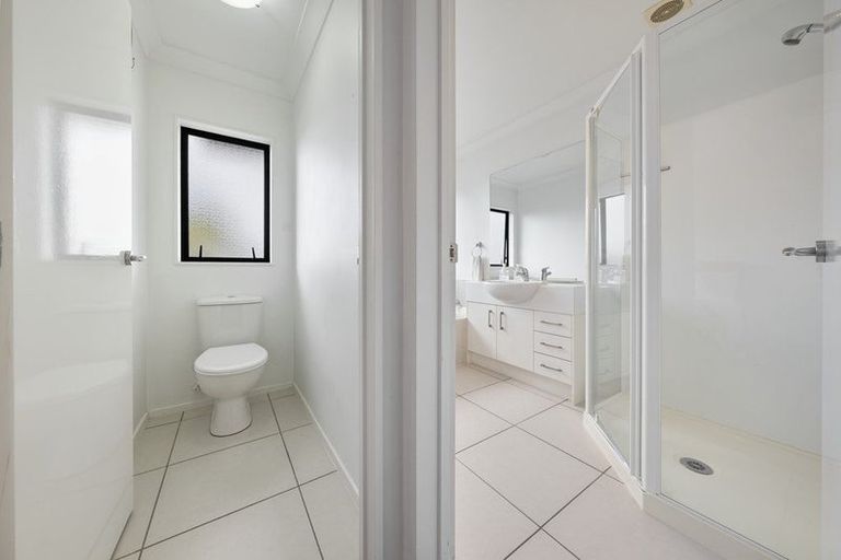 Photo of property in 20 Mackwell Road, Fairview Heights, Auckland, 0632