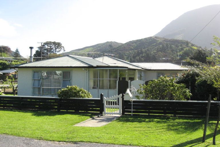 Photo of property in 63 Devon Street, Picton, 7220